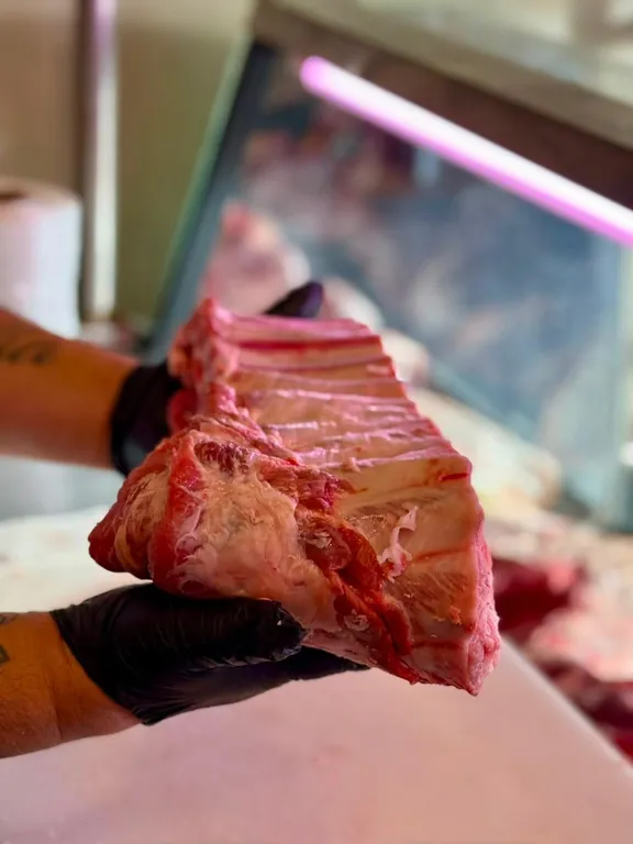 Tira de asado con hueso recién cortada